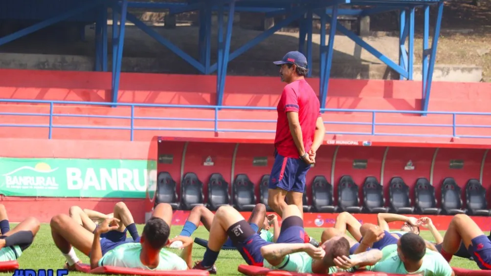 @Rojos_Municipal El técnico charla con sus jugadores en un entrenamiento