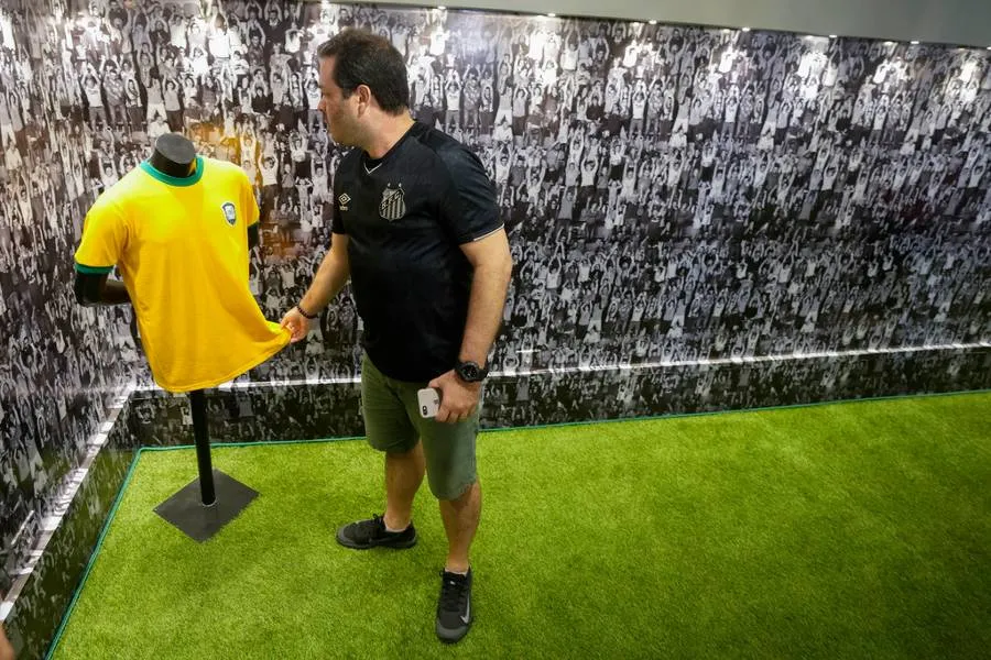 Aficionados ya visitaron mausoleo con los restos de Pelé