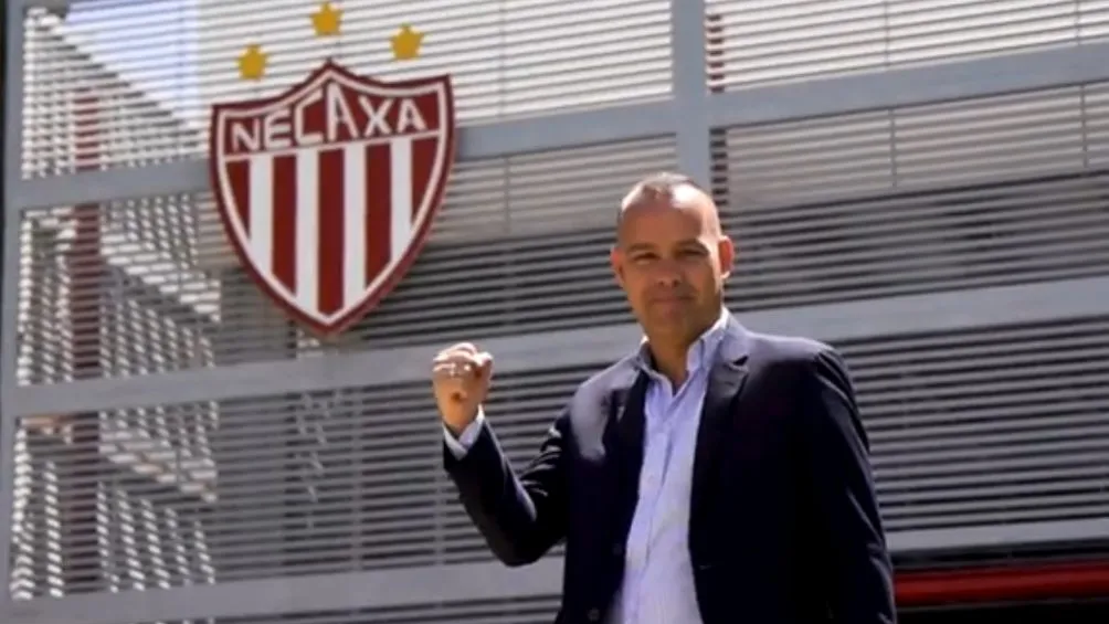 Rafael Dudamel ya posa con el escudo del Necaxa