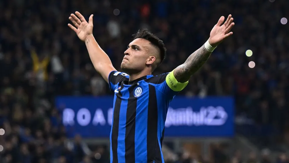 Lautaro Martínez celebrando el gol que eliminó al Milan