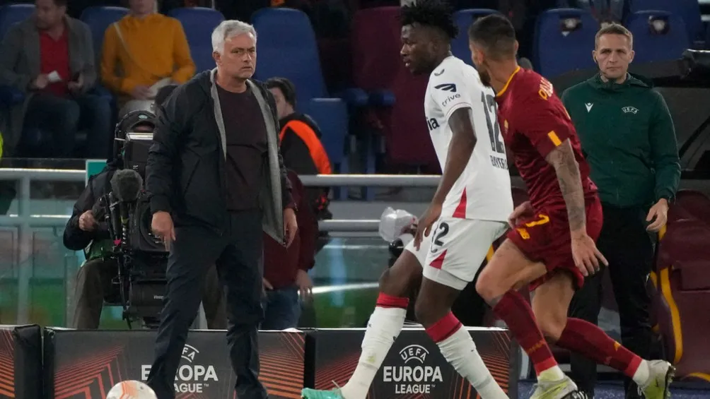 José Mourinho sigue de cerca las acciones en la cancha