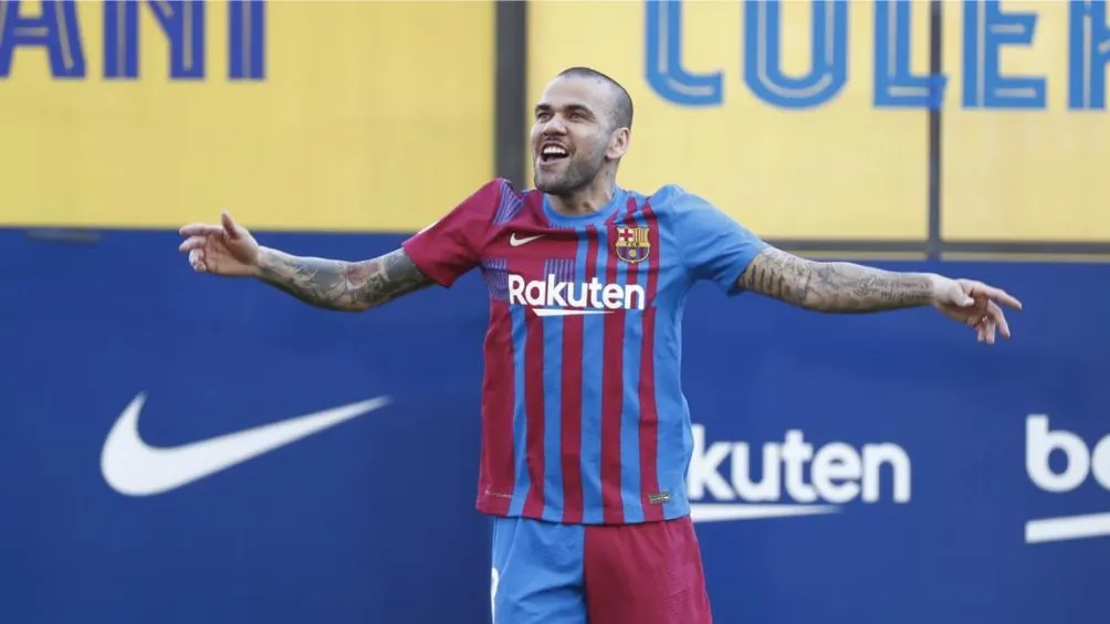Dani Alves en su presentación con el cuadro culé