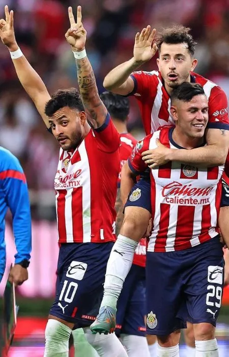 Jugadores de Chivas celebrando un gol