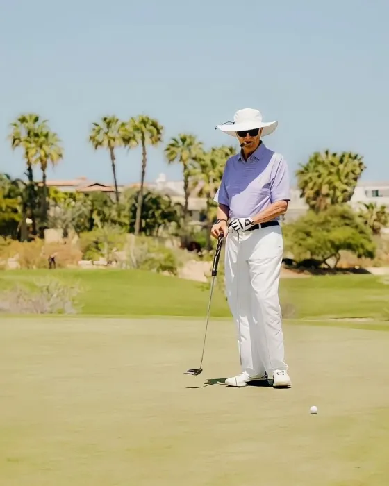 Ricardo Salinas jugando golf