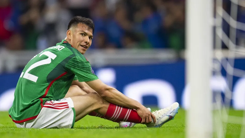 MEXSPORT Chucky Lozano obre el césped del Estadio Azteca