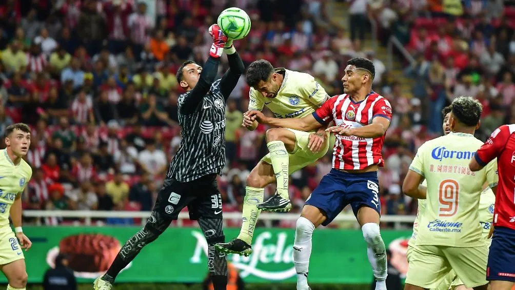 MEXSPORT Malagón rechaza un centro de las Chivas