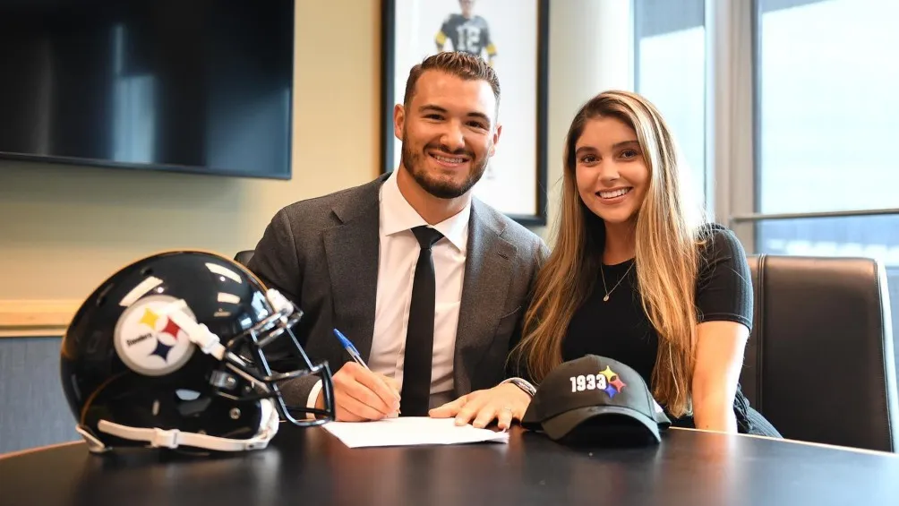 Trubisky firmando su contrato con Pittsburgh en 2022