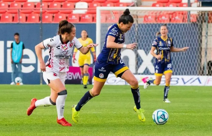 Bea Parra en un encuentro con el Atleti de San Luis Femenil