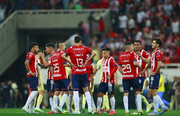 Jugadores de Chivas después de la derrota ante América