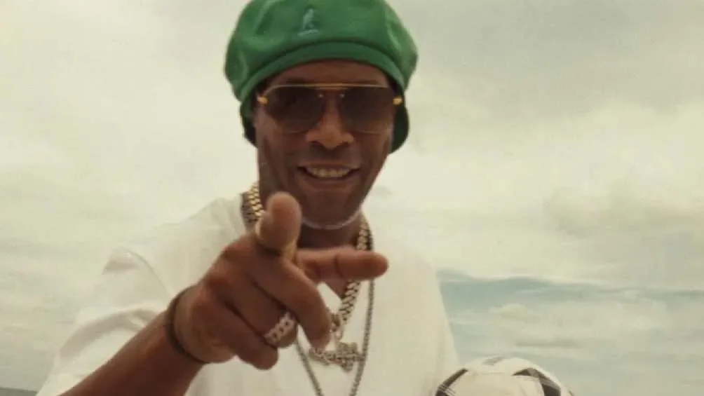TWITTER @siteptbr Ronaldinho apareció en el nuevo video del artista latino