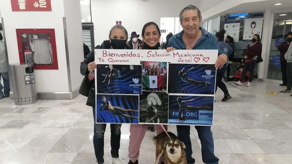 @jessisobrino Jessica Sobrino es recibida por su familia en el aeropuerto
