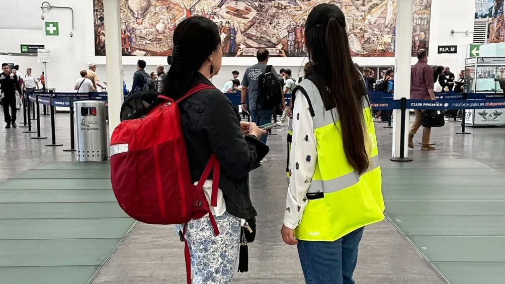 Personal del aeropuerto da atención a usuarios