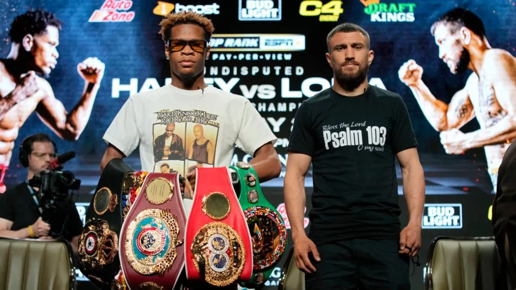 AP Haney presume sus cinturones a lado de Lomachenko
