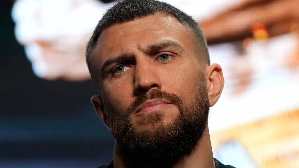 AP Lomachenko con la mirada seria ante los medios