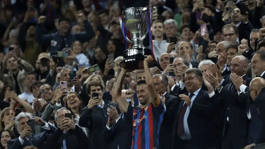 Busquets levanta el campeonato de Liga