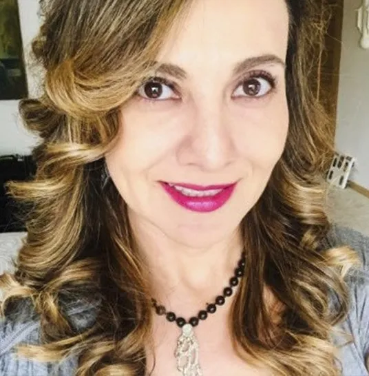 Abril Pérez Sagaón se toma una foto