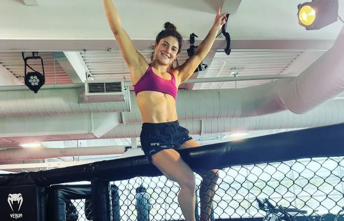 INSTAGRAM: @loopygodinez Loopy Godínez sentada en el octágono