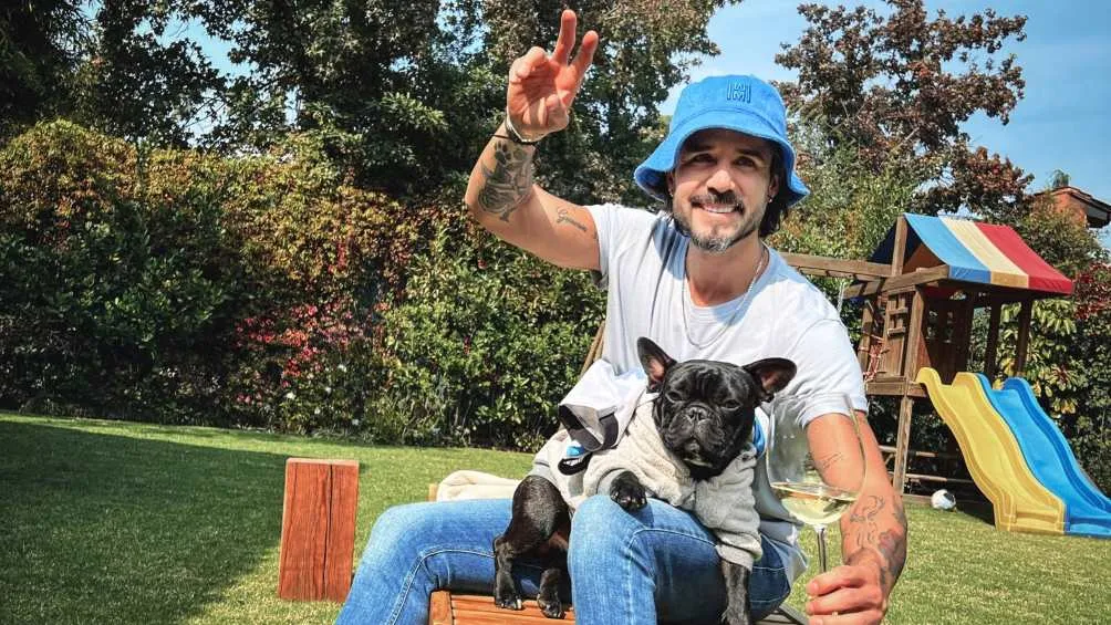 José Ron saluda a la cámara mientras disfruta una copa de vino