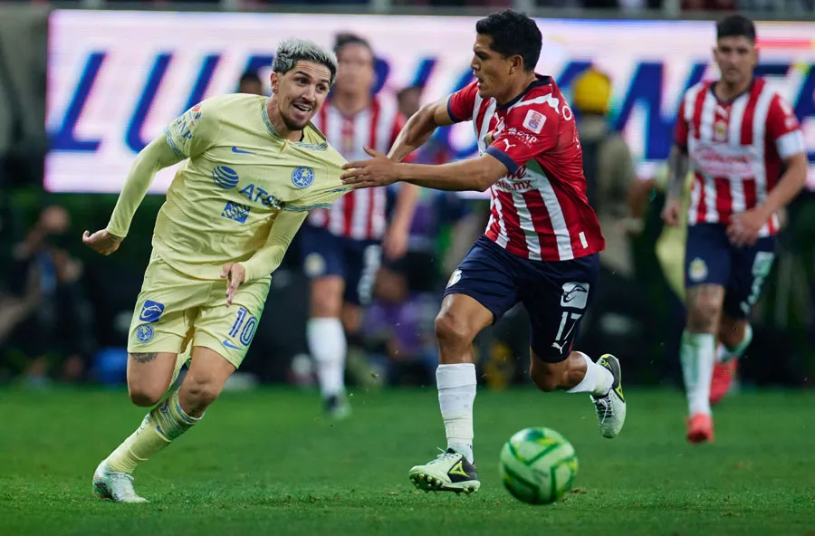 MEXSPORT Valdés es jalado por Jesús Sánchez durante el Clásico Nacional