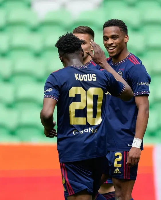 Jugadores del Ajax tras marcar una anotación