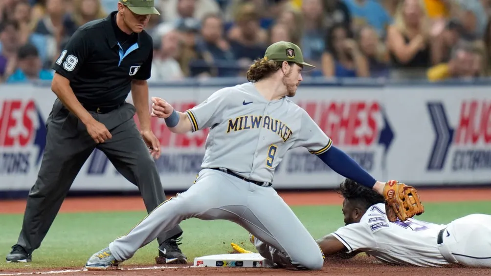 Arozarena robándose la tercera base