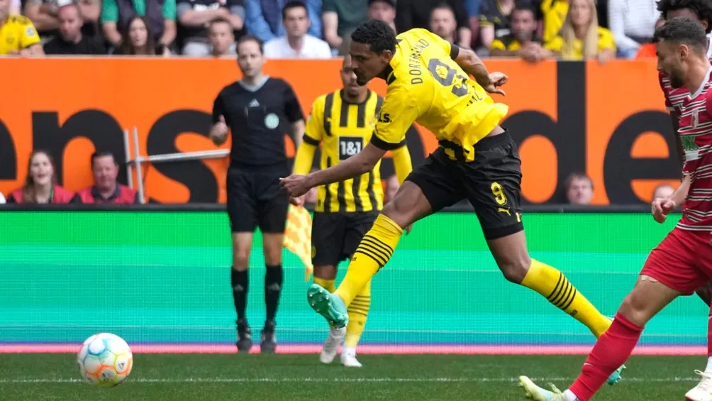 Haller Remata cruzado para el segundo gol del partido