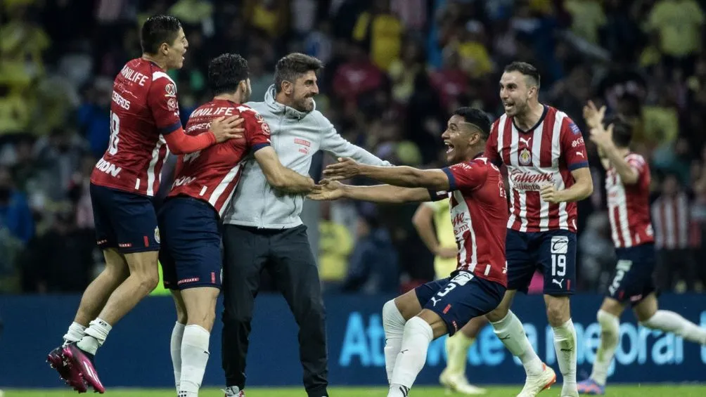 Los jugadores de Chivas celebran el pase junto a Veljko Paunovic