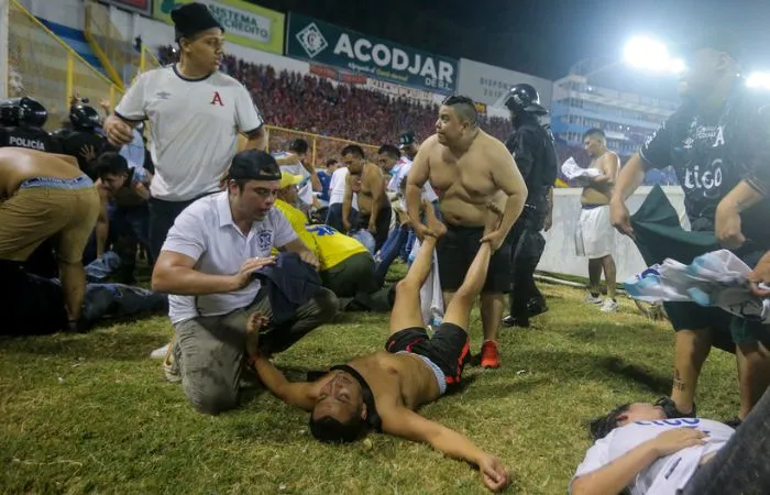 Auxilio a las personas con daños por la estampida del Cuscatlán