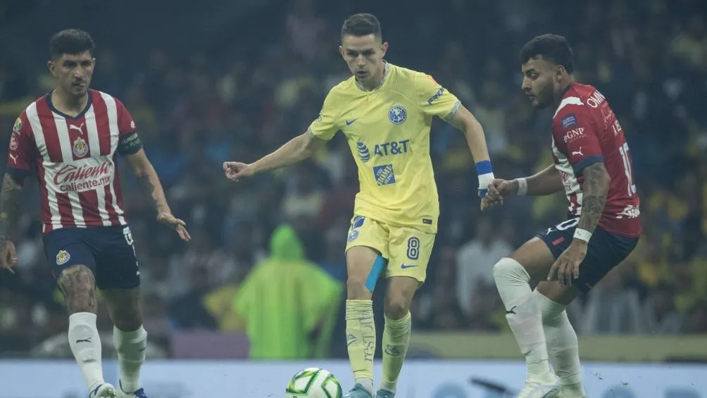 MIGUEL PONTÓN / AGENCIA RÉCORD Álvaro Fidalgo ante los defensores de Chivas