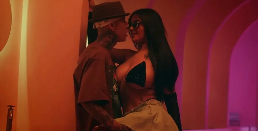 TWITTER: @santa_fe_klan_ Santa Fe Klan y Karely Ruíz