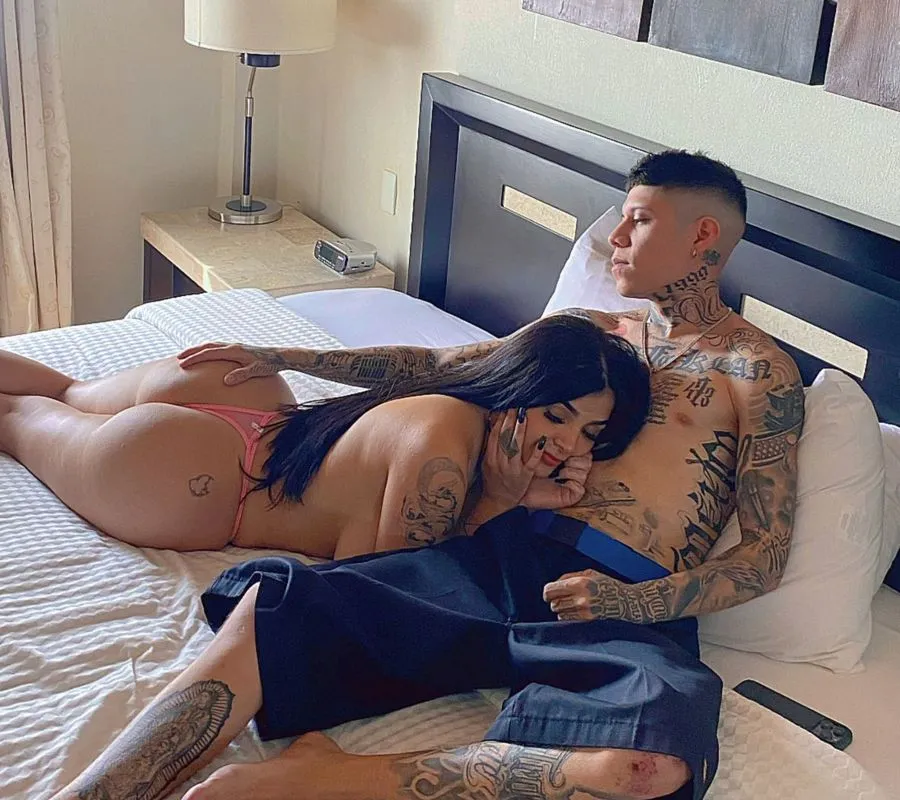 TWITTER: @santa_fe_klan_ Santa Fe Klan y Karely Ruíz