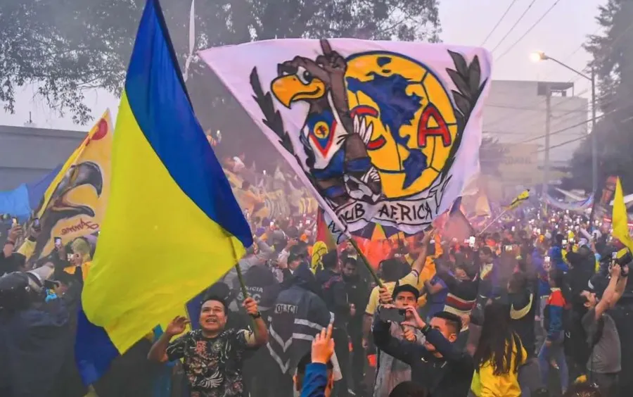 Afición del América en los alrededores del Estadio Azteca