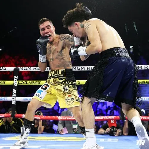 TWITTER: @trboxeo Óscar Valdez y Adam López en su combate