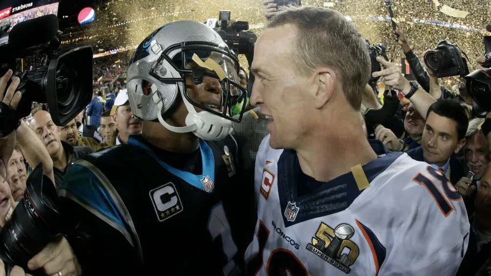 Cam Newton junto a Peyton Manning