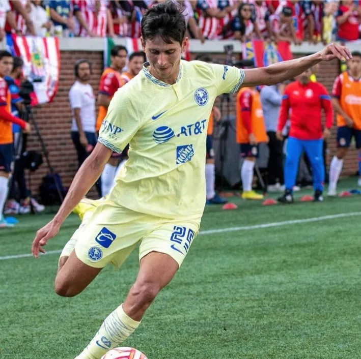 Jürgen Damm en un Clásico amistoso ante Chivas