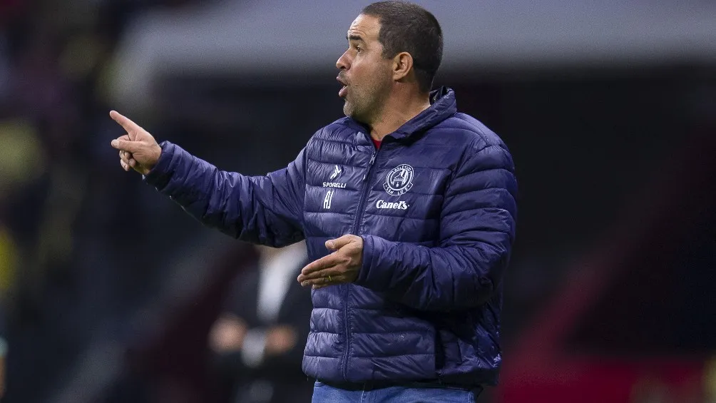 André Jardine dirigiendo un partido