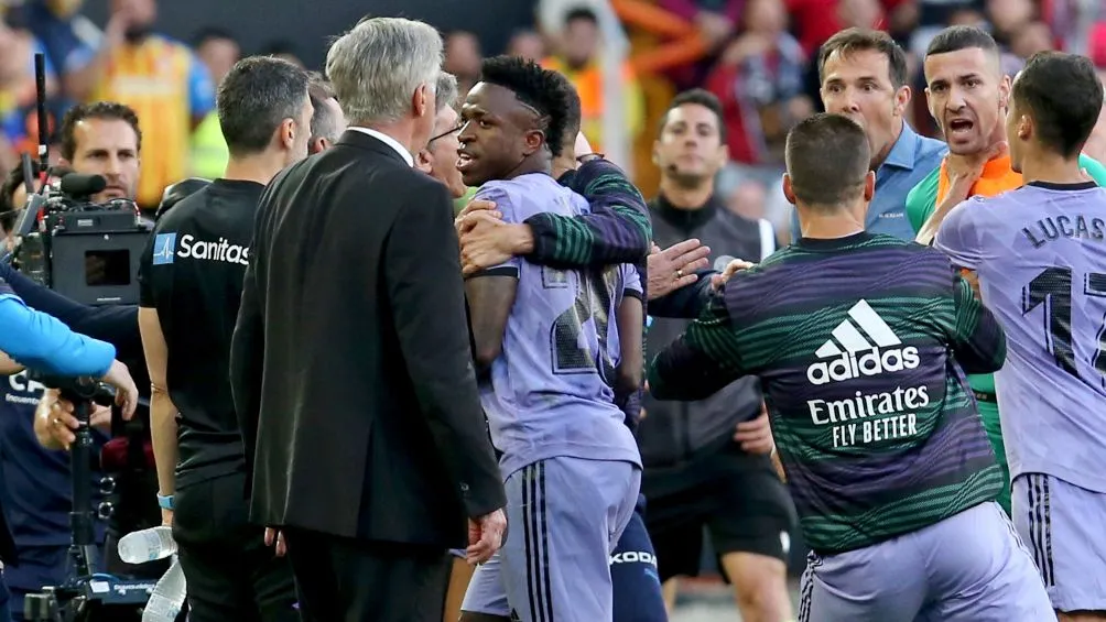 Ancelotti y Vinicius enfrentaron a los agresivos en Valencia