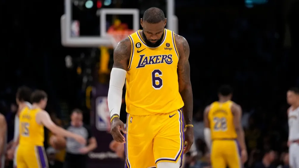 LeBron James no pudo evitar la barrida ante Nuggets