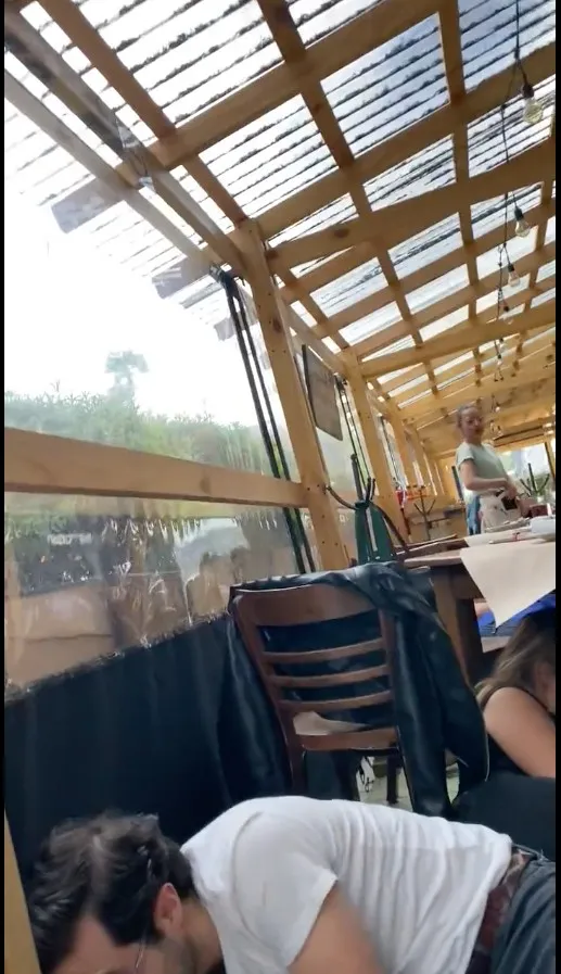 FOTO TOMADA DEL VIDEO Los comensales dentro del restaurante al oir los disparos