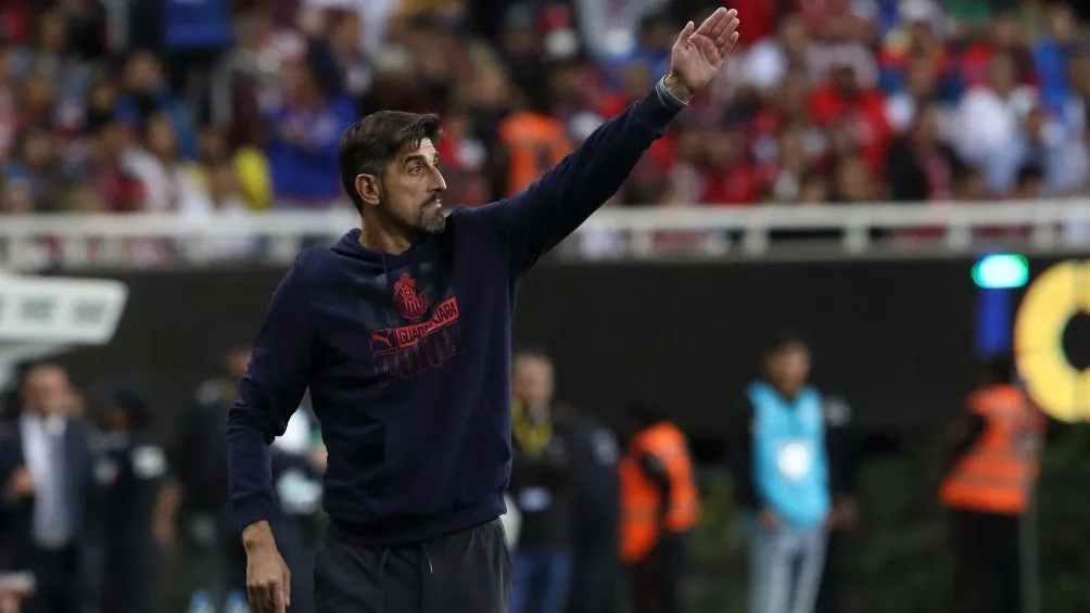 Veljko Paunovic dirigiendo a Chivas