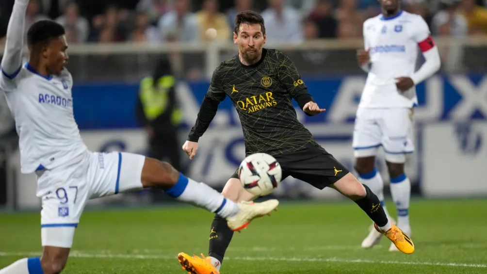 Messi intenta una jugada con el PSG