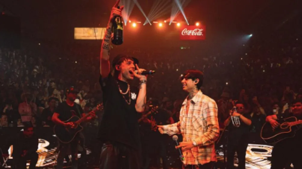 Peso Pluma durante su presentación en un palenque