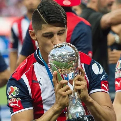Alan Pulido con el trofeo de campeón del Clausura 2017
