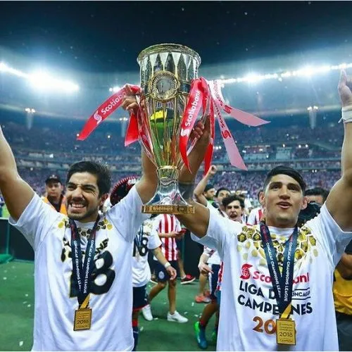 Alan Pulido con el título de Concacaf en 2018