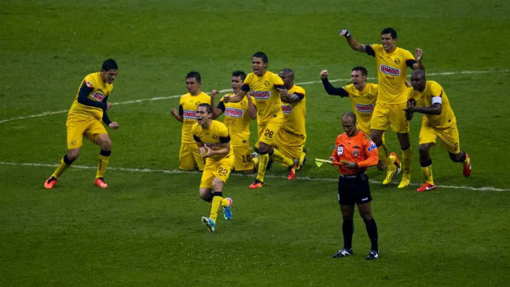 América celebra el título ante Cruz Azul en 2013