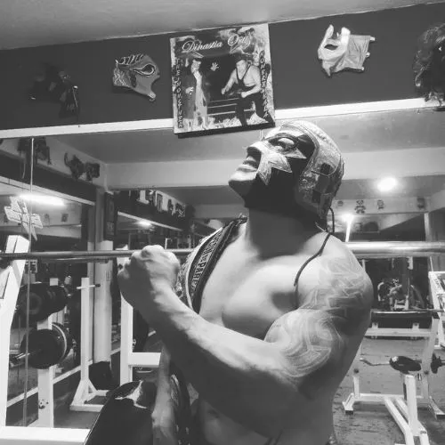 Hombre Bala Jr en el camerino de la Arena Coliseo