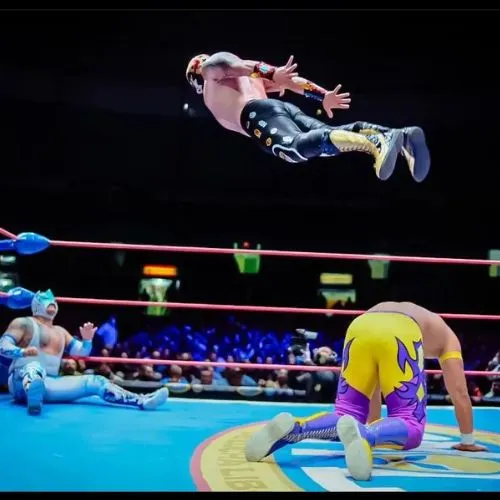 Hombre Bala Jr volando en el cuadrilátero