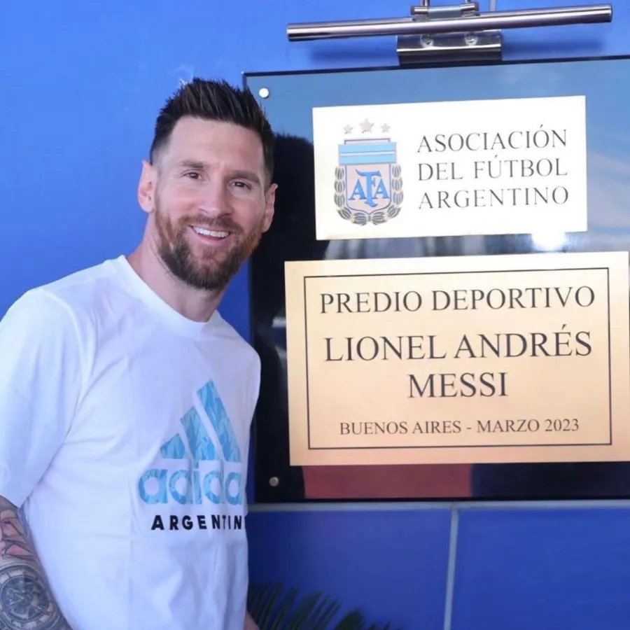 Messi con una placa en un homenaje