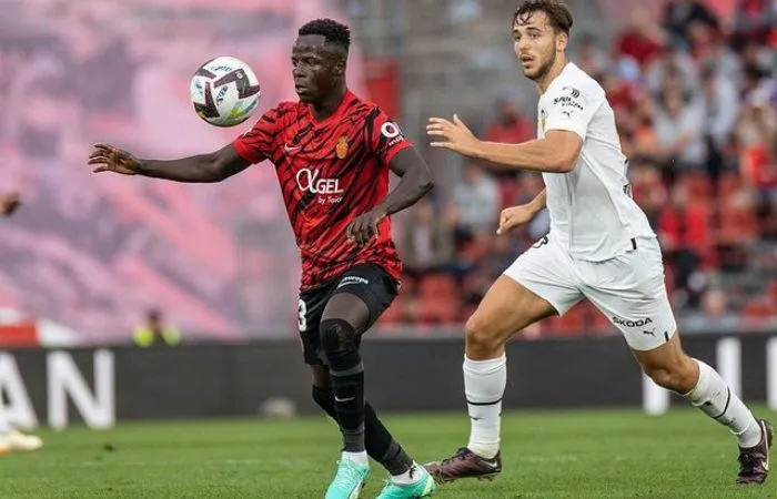 Jugadores de Mallorca y Valencia disputando un balón