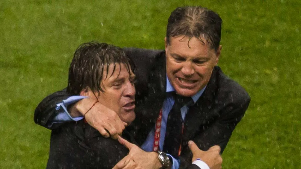 Miguel Herrera celebra el título junto a Ricardo Peláez